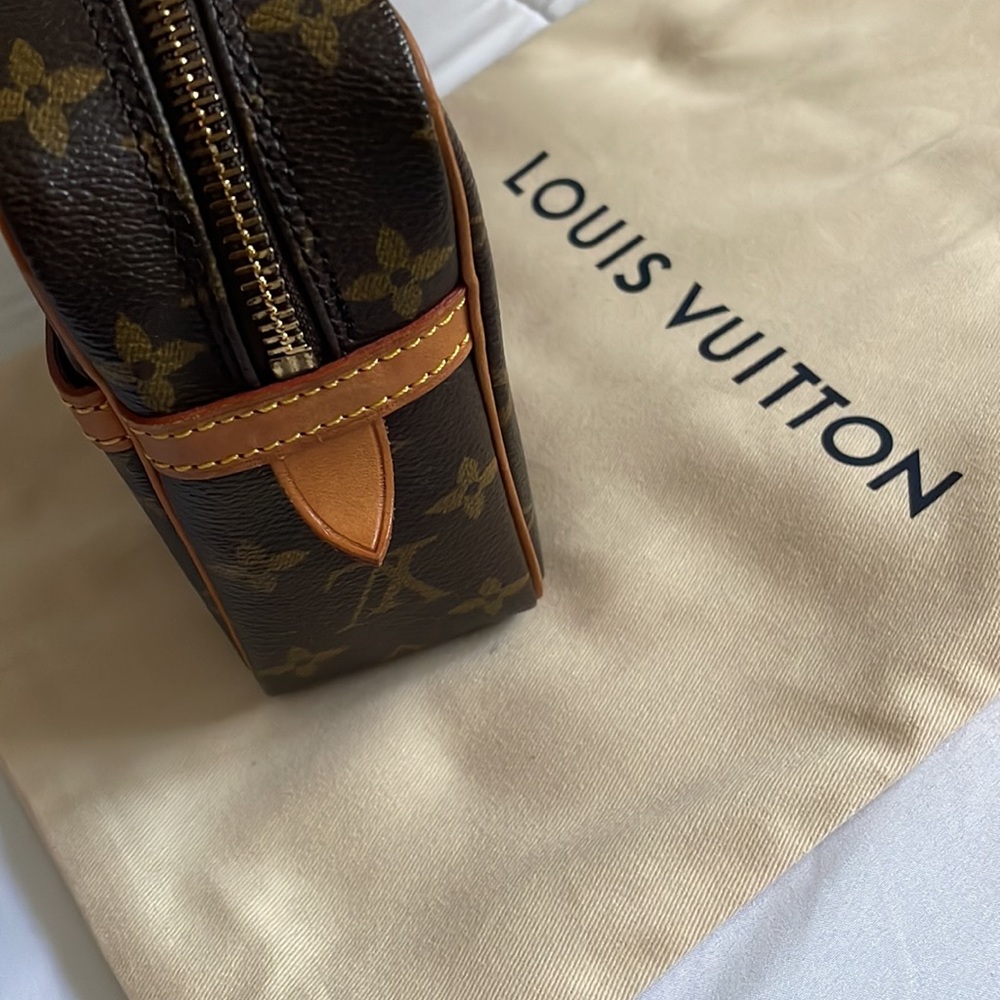 Louis Vuitton - Picture 5 of 11